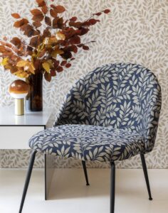 Stoel en wand met jacquardstof Bois, stoel in marine, wand in lin, stof met bladmotief